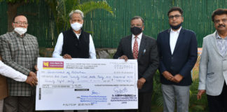 मुख्यमंत्री अशोक गहलोत को अक्षय ऊर्जा निगम की ओर से लाभांश का चैक भेंट