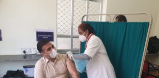 जिला कलक्टर डाॅ. जितेन्द्र कुमार सोनी ने लगवाई मंगल टीके की दूसरी डोज