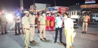 जिला कलक्टर और पुलिस अधीक्षक का मैराथन सिटी राउंड दो दुपहिया वाहन और एक दुकान सीज, दो के खिलाफ काटे चालान, वरिष्ठ नागरिकों से समझाइश, बच्चों को बांटे मास्क
