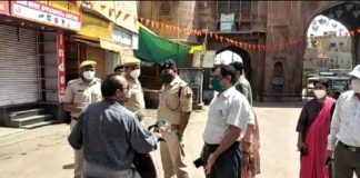 कर्फ्यू की अनुपालना सुनिश्चित करवाने अधिकारियों ने लिया सिटी राउंड