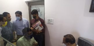 सोशल डिस्टेंसिंग की पालना के साथ डाॅ. कल्ला ने सुने अभाव अभियोग