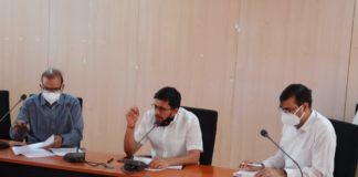 नहीं हो आॅक्सीजन का अपव्यय, सुदृढ़ रखें ‘फ्लोर मैनेजमेंट जिला कलक्टर ने प्रशासनिक अधिकारियों और चिकित्सकों की ली बैठक