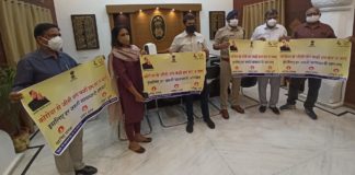 आॅटो रिक्शा पर लगाए जाएंगे कोरोना के विरूद्ध जागरुकता के पोस्टर जिला कलक्टर एवं पुलिस अधीक्षक ने किया विमोचन