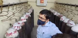जिला कलक्टर ने देर रात ऑक्सीजन व्यवस्था का लिया जायजा