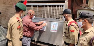 कोरोना के विरुद्ध जागरूकता अभियान आमजन से की समजाइश, चस्पा किए स्टीकर