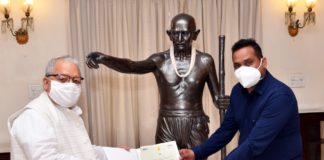 राज्यपाल श्री मिश्र को मूर्तिकार राजेन्द्र प्रजापति ने महात्मा गांधी की प्रतिमा भेंट की