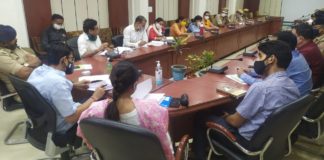 गाइडलाइन अनुपालना में किसी स्तर पर नहीं बरतें ढिलाई जिला कलक्टर ने बैठक और वीडियो कान्फ्रेंसिंग के माध्यम से की समीक्षा