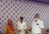 मृतक आश्रितों को सहायता राशि के चेक भेंट किए
