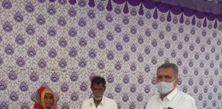 मृतक आश्रितों को सहायता राशि के चेक भेंट किए