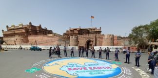 विश्व पृथ्वी दिवस पर बनाई 900 वर्ग फुट की पेटिंग कोरोना से दुनिया को बचाने का दिया संदेश