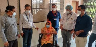 स्वस्थ हुए कोरोना पाॅजिटिव मरीजों को निरोगता का मंगलकामना पत्र जिला कलक्टर डाॅ. जितेन्द्र कुमार सोनी के मार्गदर्शन में पंडित जेएलएन अस्पताल प्रशासन की पहल पहले दिन दस स्वस्थ हो चुके मरीजों को प्रमुख चिकित्सा अधिकारी ने भेंट किए शुभकामना पत्र