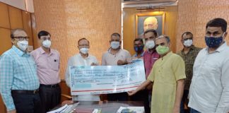 युवाओं के वैक्सीनेशन के लिए डाॅ. कल्ला को सौंपा चैक