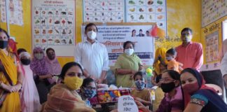 बच्चों के हाथों में पोषक किट दे जिला कलक्टर डाॅ. जितेन्द्र कुमार सोनी बोले -थारे लाडेसर ने चोखो जिमाओ, उणने निरोगी अर हष्ट-पुष्ट बणाओ