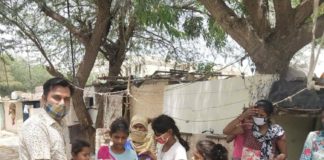 वन्दे मातरम् मंच सेवा संस्थान द्वारा जरूरतमंद लोगों और झुगी झोंपड़ियों में रहने वाले के लिए भोजन पैकेट,सेनेटाइजर और मास्क का वितरण