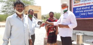 ग्रामीण क्षेत्र में आयुर्वेद काढ़े को लेने में उत्सुकता सालासर गांव में घर घर वितरण