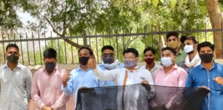 पड़ रही महंगाई की मार, जनता कर रही हाहाकार,मोदी फिर भी करवा रहे जय जयकार- यशपाल गहलोत मोदी सरकार के 7 वर्ष पूर्ण करने पर शहर कांग्रेस ने काली पट्टी बांधकर विरोध जताया