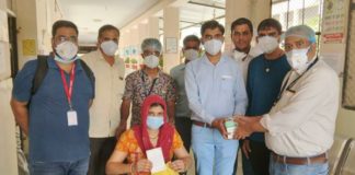 70 व 65 आॅक्सीजन सैच्युरेशन, बेहत्तर उपचार व हिम्मत से हराया कोरोना को पंडित जेएलएन अस्पताल से स्वस्थ होकर घर लौटे महेन्द्र और आशा अस्पताल प्रशासन ने भेंट किया निरोगता का शुभकामना पत्र