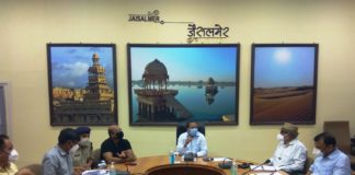 जिला कलक्टर ने ली कोविड प्रबन्धन एवं टीकाकरण सम्बन्धी बैठक