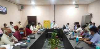 कोविड हैल्थ मैनेजमेंट व वैक्सीनेशन की समीक्षा जिला कलक्टर डाॅ. जितेन्द्र कुमार सोनी ने बैठक में दिए निर्देश