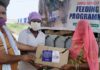 48 डिग्री के तापमान में घर-घर अक्षयपात्र फाउंडेशन के कर्मचारी पहुँचा रहे राहत सामग्री