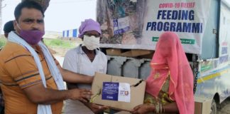 48 डिग्री के तापमान में घर-घर अक्षयपात्र फाउंडेशन के कर्मचारी पहुँचा रहे राहत सामग्री