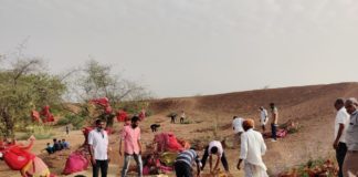 जिला कलक्टर जेके सोनी की प्रेरणा से डेह गाँव के नागरिकों ने जलस्त्रोत के संरक्षण हेतु किया श्रमदान