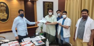 कोविड स्वास्थ्य सहायकों की सेवा अवधि बढ़ाने की मांग लेकर जिला कलक्टर को सीएम के नाम सौंपा ज्ञापन