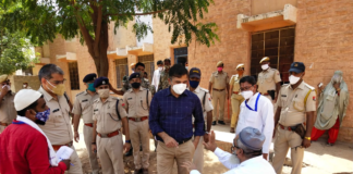 जिला कलक्टर व पुलिस अधीक्षक ने किया बासनी का दौरा : सरपंच पद के लिए हो रहे उपचुनाव को लेकर मतदान प्रक्रिया का लिया जायजा