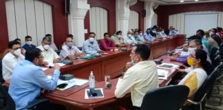 जिला कलक्टर की अध्यक्षता में साप्ताहिक समीक्षा बैठक आयोजित