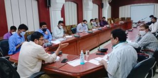 जिला कलक्टर की अध्यक्षता में साप्ताहिक समीक्षा बैठक आयोजित