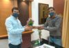 बरसों पुरानी समस्या का हुआ समाधान, गुलदस्ता भेंट कर युवक ने जिला कलेक्टर नमित मेहता का जताया आभार
