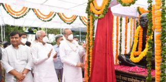 मुख्यमंत्री गहलोत ने राष्ट्रपिता महात्मा गांधी की प्रतिमा का किया अनावरण : बापू के जीवन पर आधारित चित्र प्रदर्शनी का शुभारंभ