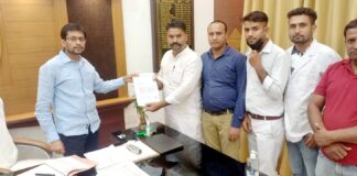 नर्सेज नेता रवि आचार्य के नेतृत्व में सीएचए की विभिन्न मांगों को लेकर सीएम गहलोत के नाम जिला कलेक्टर नमित मेहता को सौंपा ज्ञापन