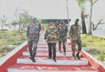 प्रधानमंत्री मोदी ने नौशेरा सेक्टर मे जवानों के साथ मनाई दीपावली