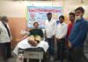 जन्मदिन के अवसर पर जिला कलक्टर ने किया रक्तदान : अपने जीवन में किसी का जीवन बचाना भी नैक काम