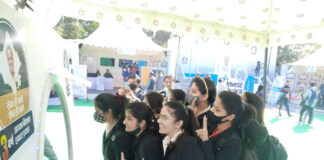 प्रदर्शनी में मुख्यमंत्री के साथ सेल्फी को लेकर युवाओं में उत्साह