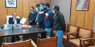 नियमित संविदा सेवाओं की मांग को लेकर निविदा कार्मिकों ने नीरज खान के नेतृत्व मे मेडिकल कॉलेज प्राचार्य मुकेश आर्य को सौंपा ज्ञापन