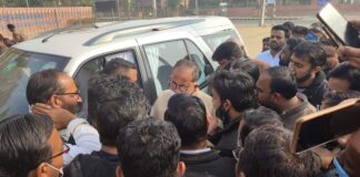 वेटनरी यूनिवर्सिटी के निविदा कार्मिकों ने आपदा प्रबंधन मंत्री मेघवाल को सौंपा ज्ञापन