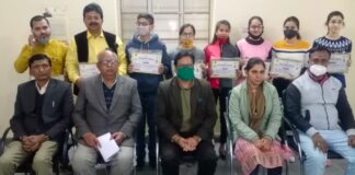 कोरोना जागरूकता अभियान में उत्कृष्ट कार्य करने वाले प्रतिभागी सम्मानित