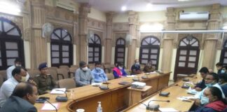 जिला कलक्टर ने ली कोविड जिला टास्क समिति की बैठक, शहरी एवं ग्रामीण क्षेत्रों में सोमवार व मंगलवार को मेगा विशेष अभियान चलाकर वंचित लोगों के कोरोना के टीके लगाने के दिए निर्देश