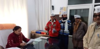 समस्याओं के समाधान की मांग को लेकर आप कार्यकर्ताओ ने आयुक्त को सौंपा ज्ञापन