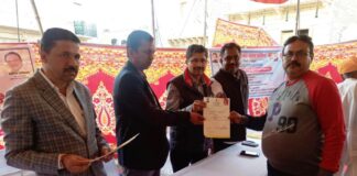 प्रशासन शहरों के संग शिविर में 16 लोगों को किया पटट्ों का वितरण