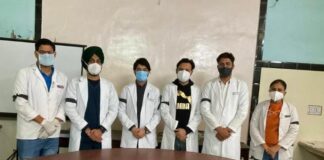 दिल्ली में चिकित्सकों से मारपीट के विरोध में बीकानेर के चिकित्सकों ने काली पट्टी बांध किया कार्य