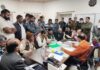 लूणकरणसर विधायक सुमित गोदारा के नेतृत्व में ग्रामीणों ने किया सार्वजनिक निर्माण विभाग के अतिरिक्त मुख्य अभियंता का घेराव