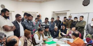 लूणकरणसर विधायक सुमित गोदारा के नेतृत्व में ग्रामीणों ने किया सार्वजनिक निर्माण विभाग के अतिरिक्त मुख्य अभियंता का घेराव