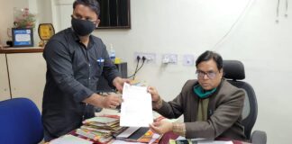 सीएचए नेता रवि आचार्य के नेतृत्व में कार्मिकों ने किया प्रदर्शन : मुख्यमंत्री के नाम एडीएम को सौंपा ज्ञापन