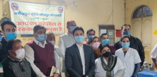 जिला कलक्टर ने रेजीडेन्सी अस्पताल सिंवाचीगेट व बकरामंडी में वैक्सीनेशन कार्य का जायजा लिया