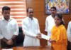 सार्वजनिक निर्माण मंत्री और जिला कलेक्टर ने बरसाना पहुंच कर बाबा विजयदास की पोती को ढाॅंढस बंधाया, हर सम्भव सहायता का विश्वास दिलाया, 5 लाख रू सहायता राशि का चैक सौंपा