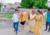 पार्षद अंजना खत्री के नेतृत्व मे मेयर का पुतला फुंक कर किया विरोध