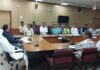 जिला प्रभारी सचिव ने की फ्लैगशिप योजनाओं की समीक्षा: चिरंजीवी स्वास्थ्य बीमा योजना में रजिस्ट्रेशन बढ़ाने के दिए निर्देश